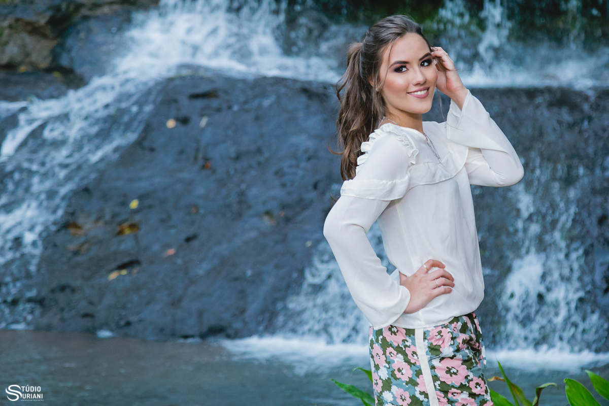 linda debutante fazendo ensaio na cachoeira em Aragauri