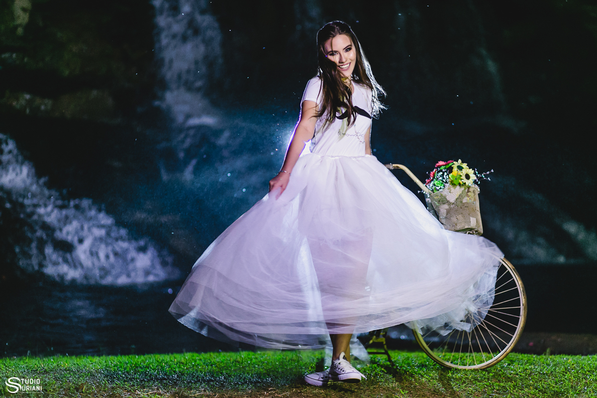brincando de rodar com vestido tule em ensaio de 15 anos