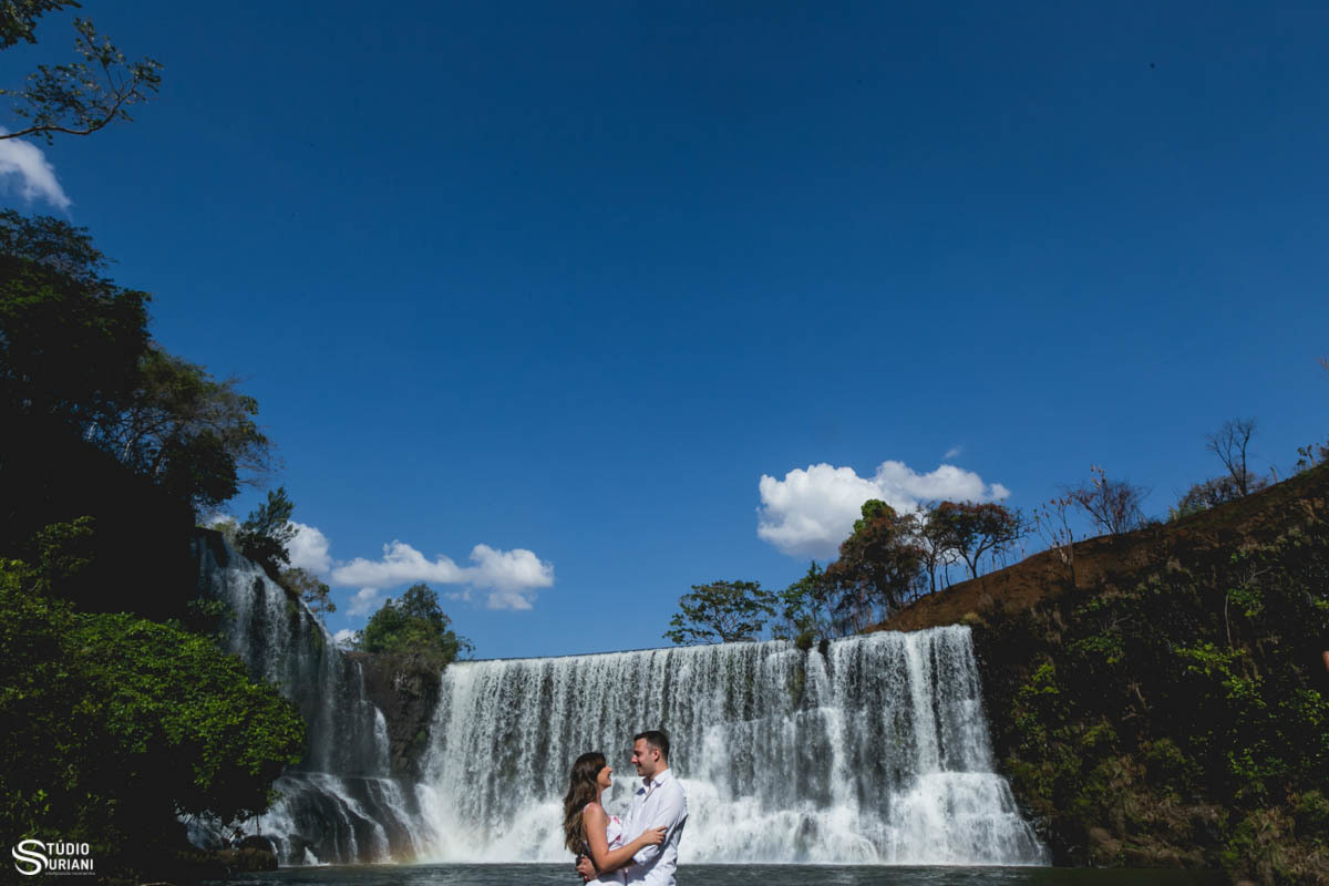lindo céu azul com casal e cachoeira