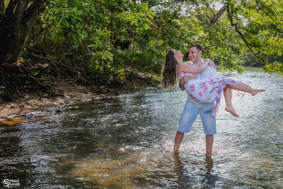 fotografo de casamento de Uberlândia fotografando casal de canapolis em represa