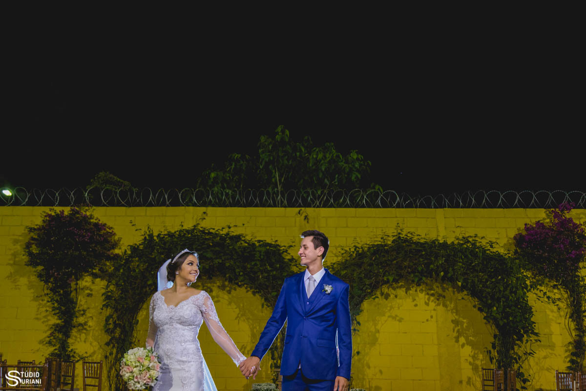 noivo com asas de anjo no casamento em chácara em Uberlândia MG 