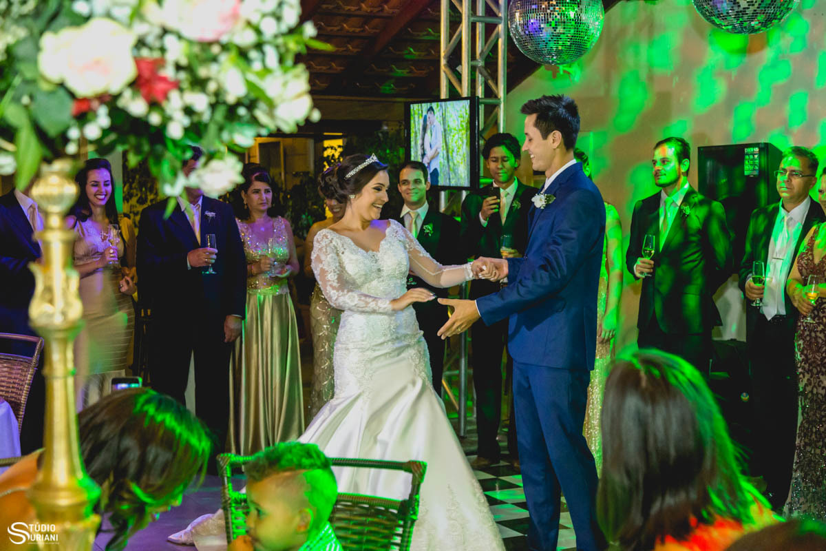 Dança dos noivos na recepção do casamento 