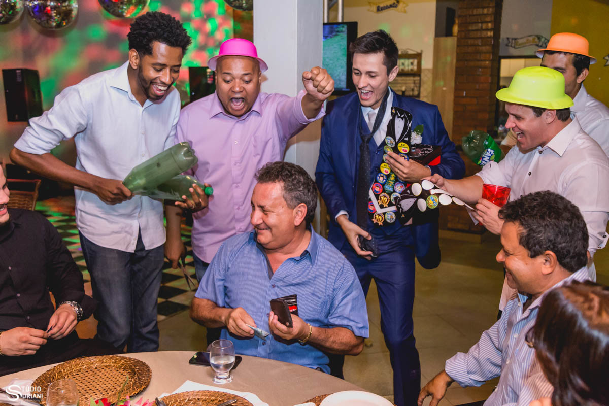 noivo passando a gravada com os amigos na recepção em chácara em Uberlândia -MG 