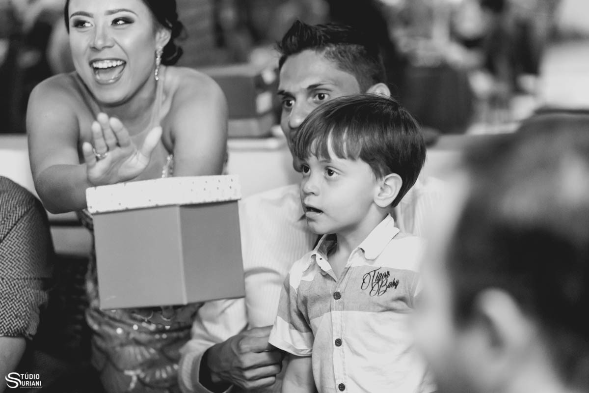 madrinhas passando sapatinho com a noiva e arrecadando muito dinheiro para a lua de mel em Gramado RS