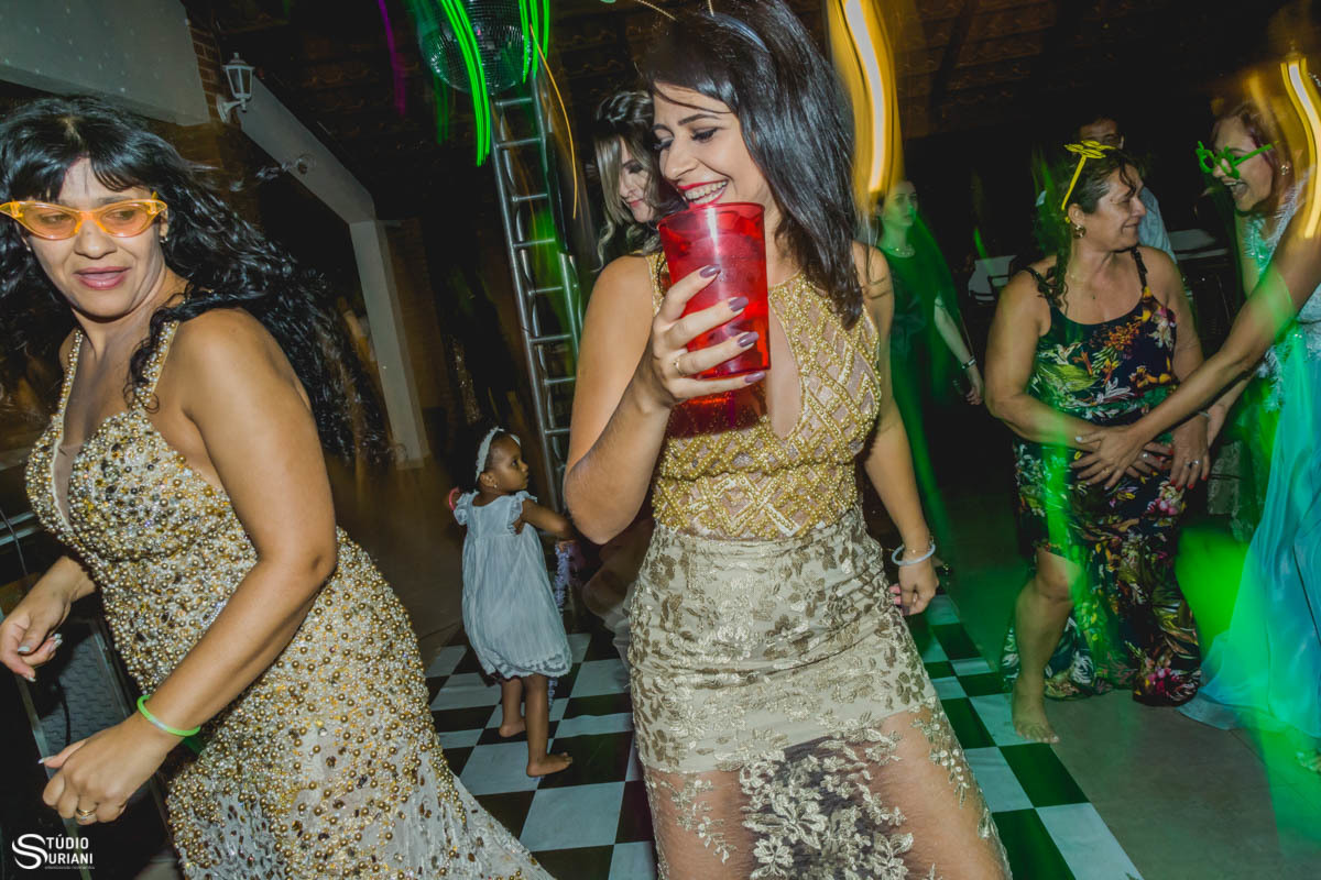 Pista de dança animada com madrinhas dançando 