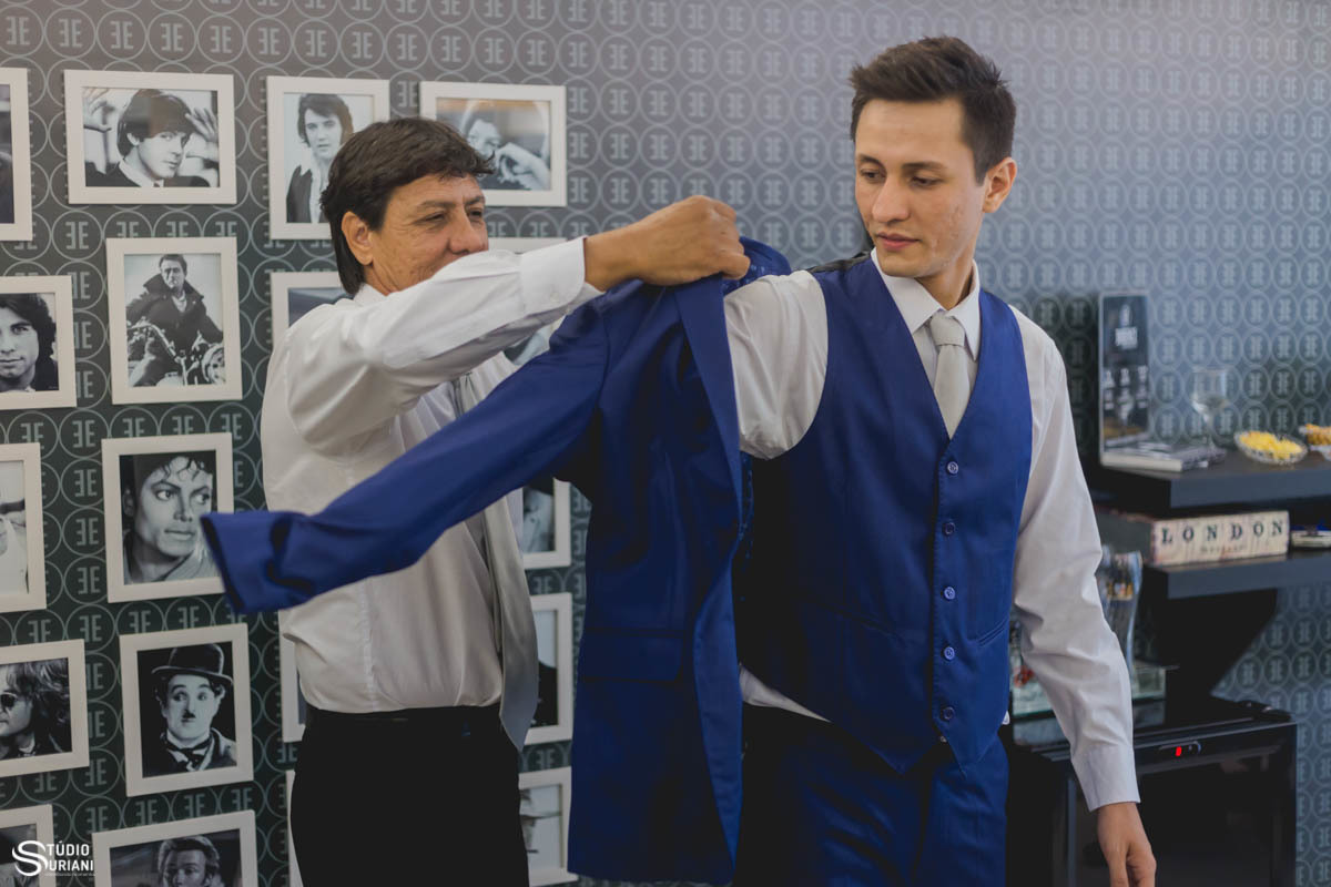 Pai vestindo o noivo 