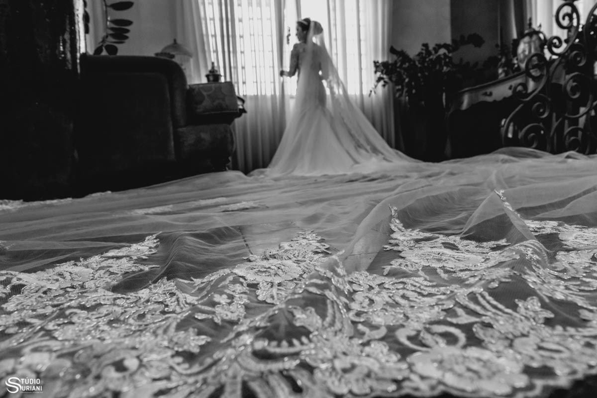 Lindo vestido de noiva com véu grande 