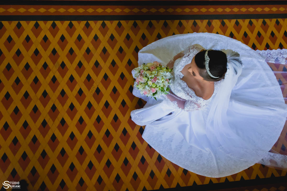 foto criativa de noiva se arrumando 