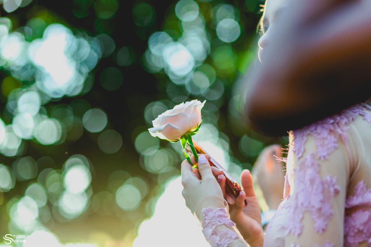 daminhas entregando flores para convidados no corredor do casamento 