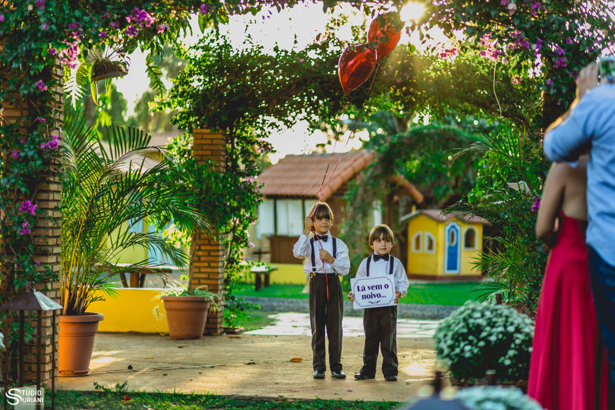 entrada de pages com plaquinhas no casamento ao ar livre