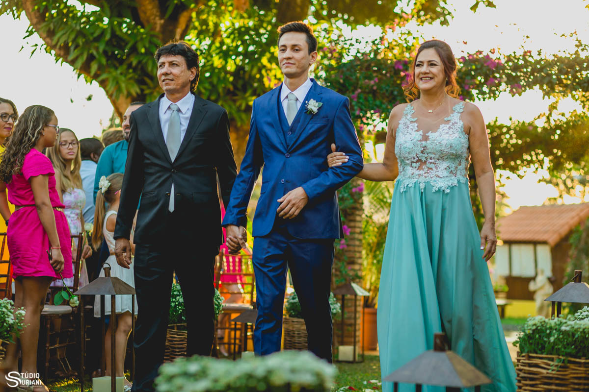 entrada do noivo com o pai e a mãe 