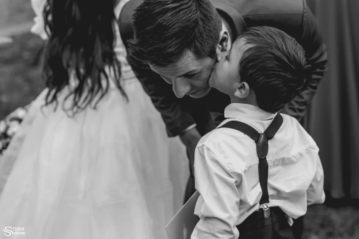 page dando beijo no noivo 