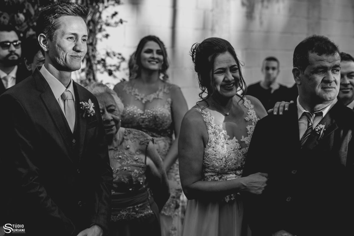 noivo emocionado com a entrada da noiva 