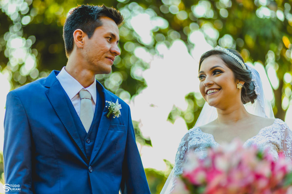 noivos sorrindo um para o outro 