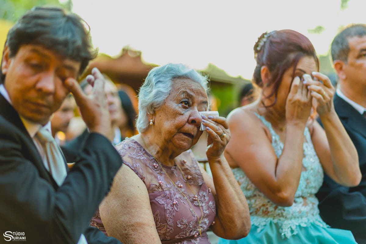 avó , mãe e pai emocionados com o casamento 