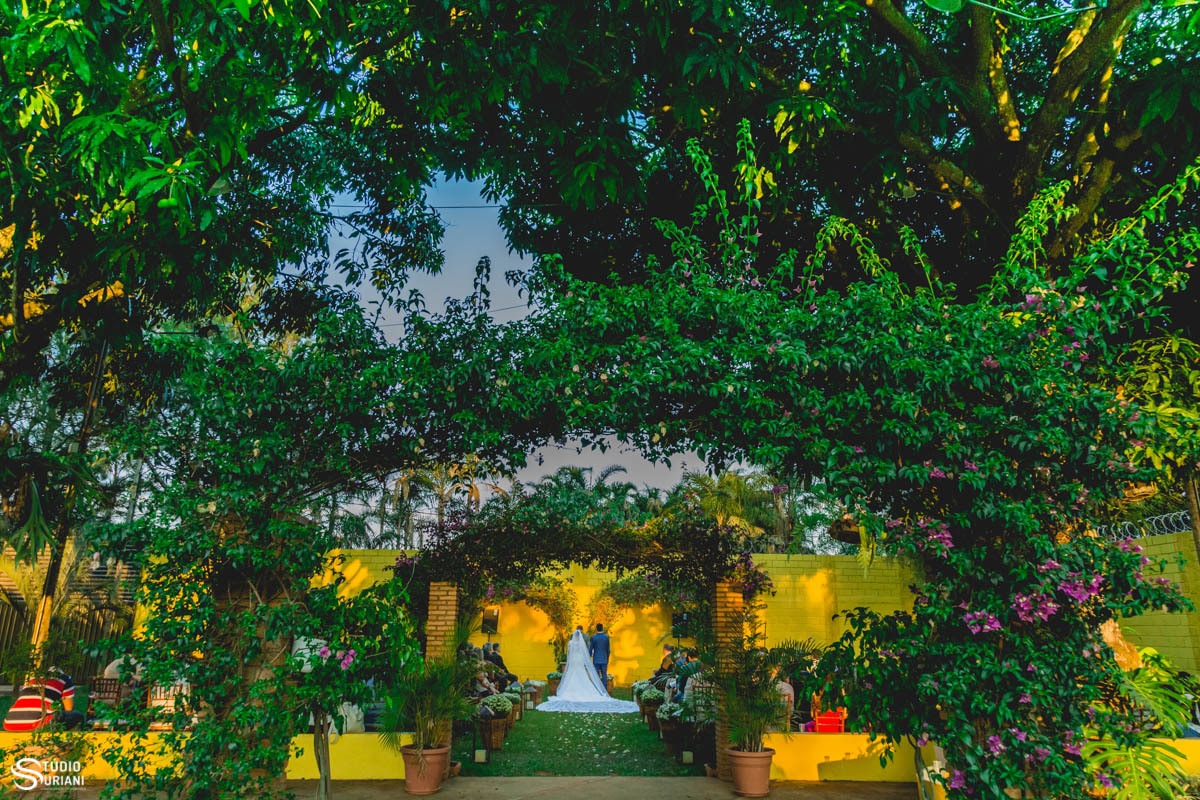 Londos arcos de flores em chácara feita para atender casamentos em Uberlândia - MG 