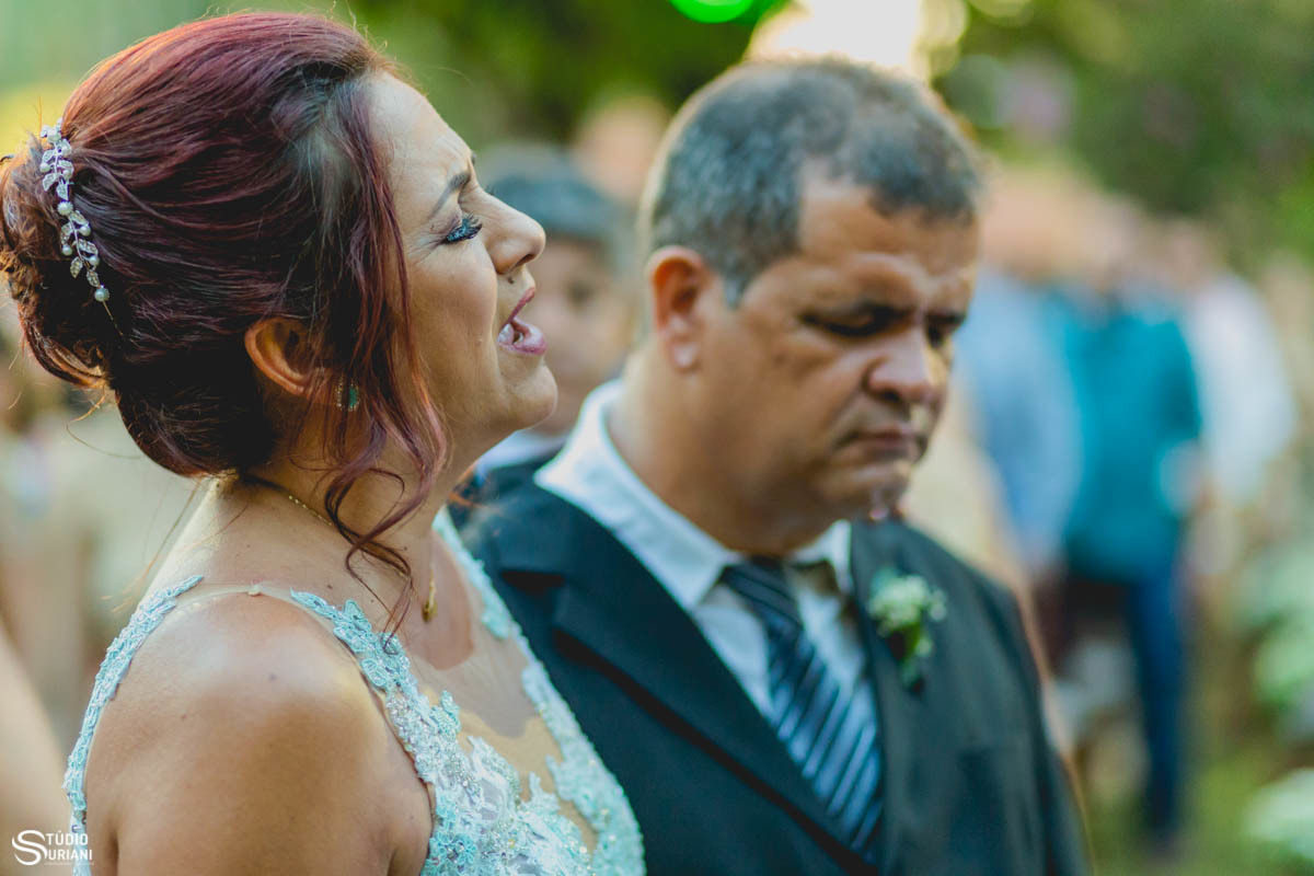 Pais louvando no casamento 