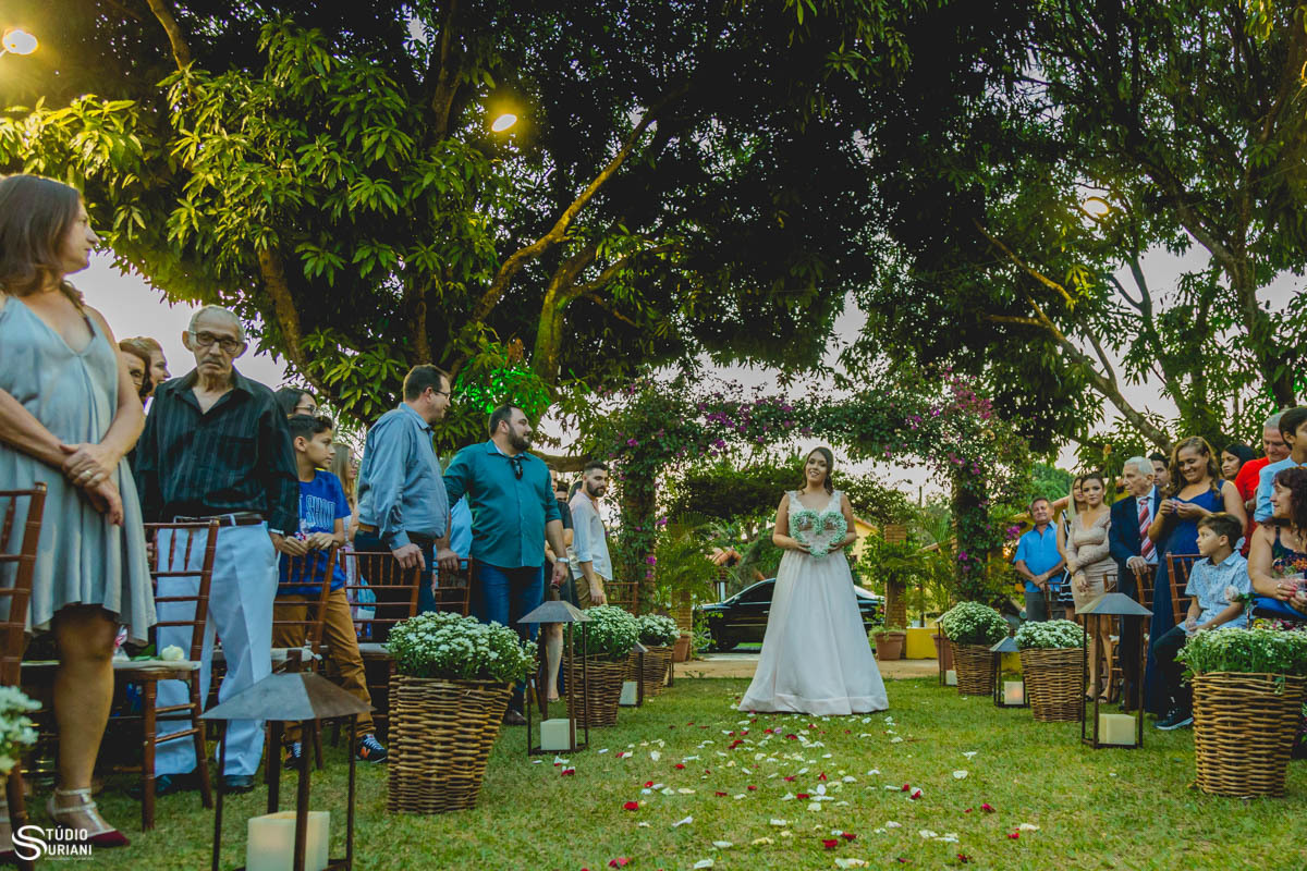 Irmã entrando com as alianças no casamento 
