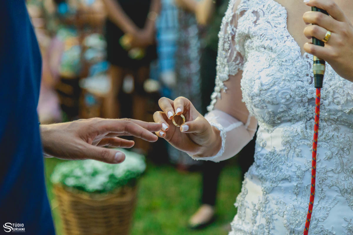 troca de alianças em casamento ao ar livre em Uberlândia 