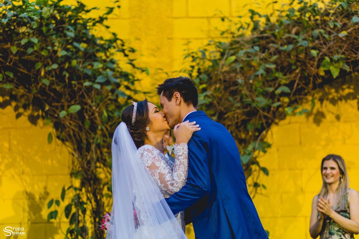 hora mais esperada do casamento, o beijo nos noivos