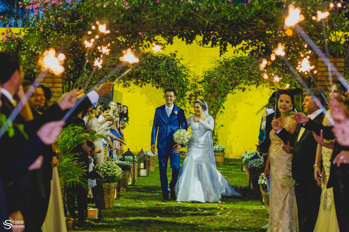 Saída dos noivos com sparks 