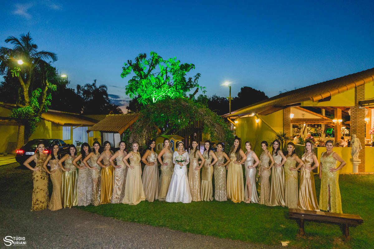 madrinhas de doirado no casamento em Uberlândia ao ar livre em chácara 