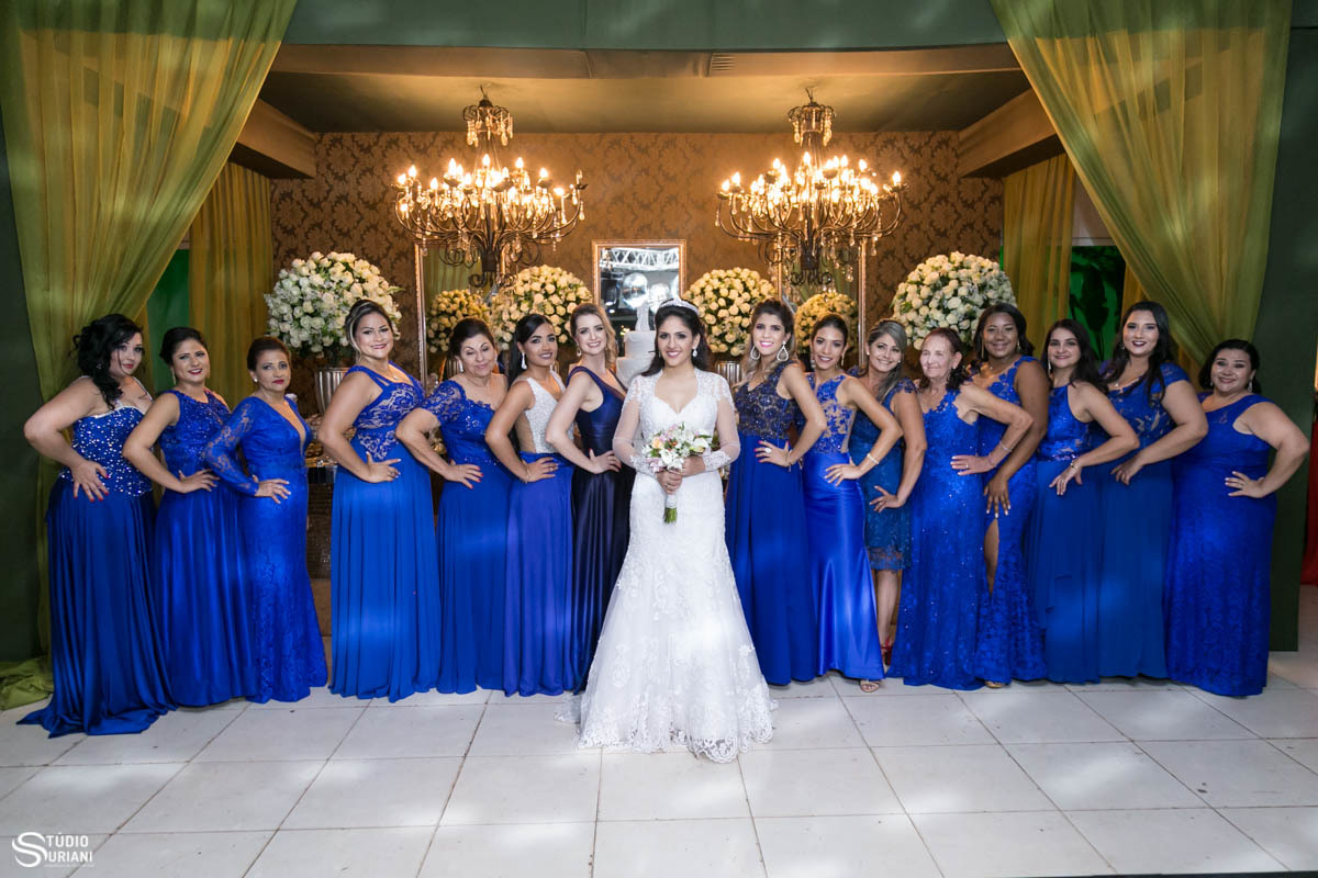 Madrinhas com vestido azul com o mesmo tom para o casamento ao ar livre em Uberlândia 
