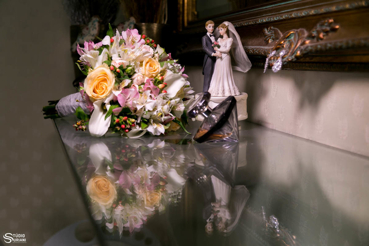 Bique de noiva com flores silvestres com frutos 