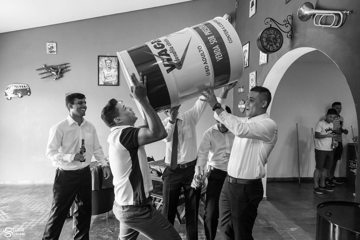 barbearia para making of de noivo com bastante espaço 