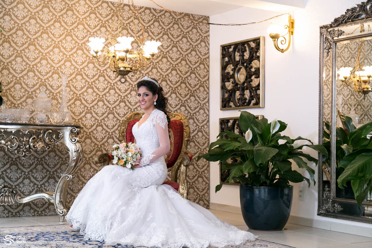 Salão com decoração para fotografar noivas antes do casamento