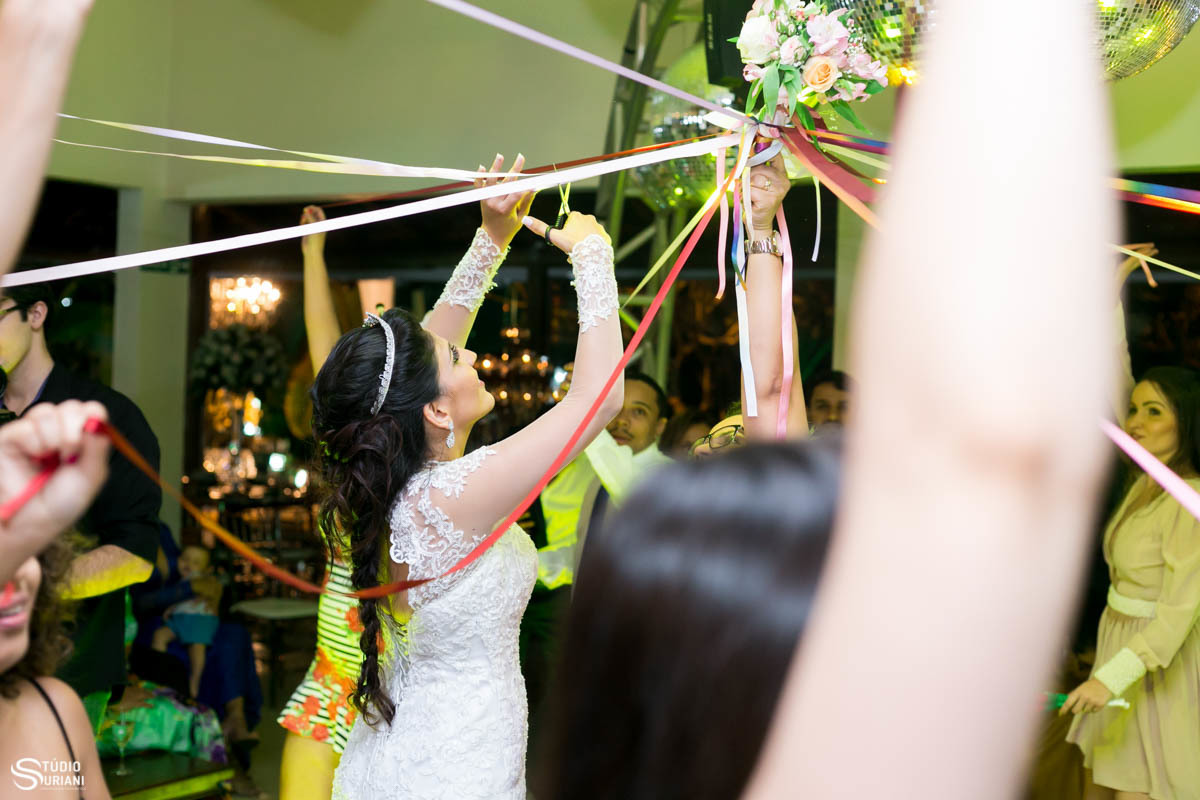 Buque de noivas de fitas coloridas 