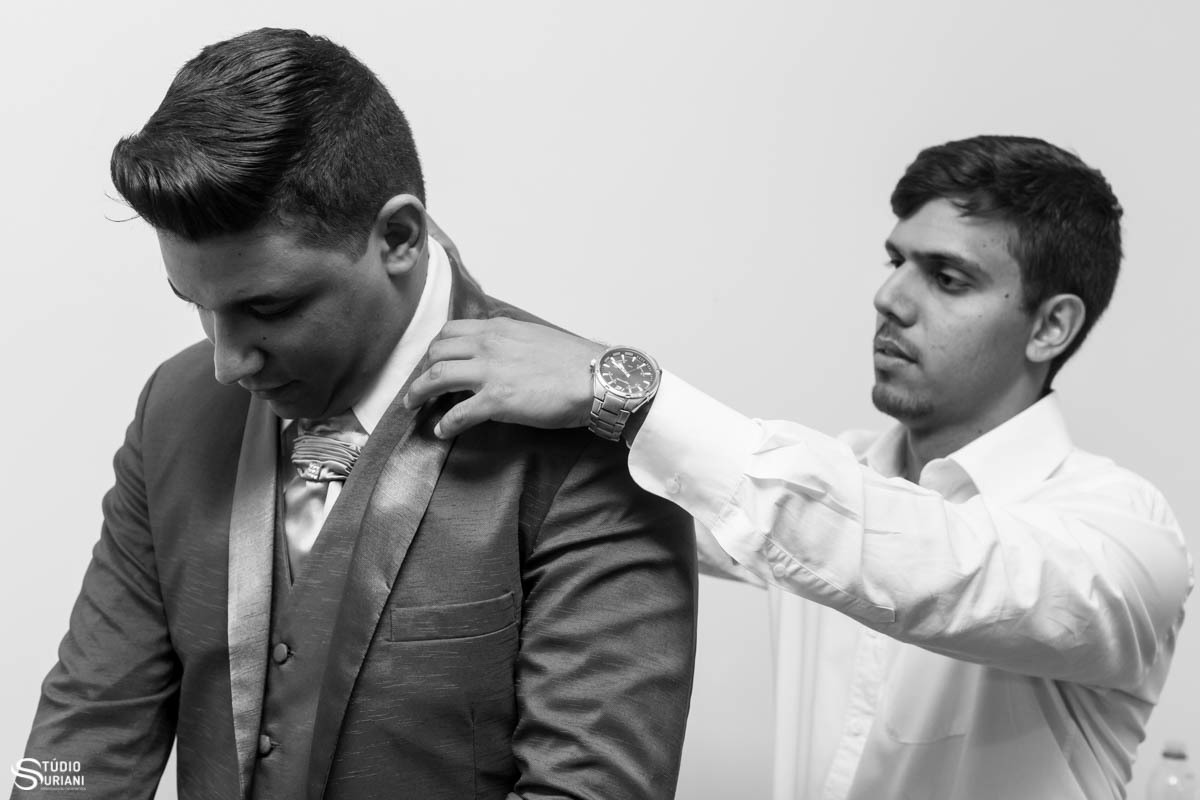 noivo se arrumando com padrinhos na barbearia em Uberlândia - MG