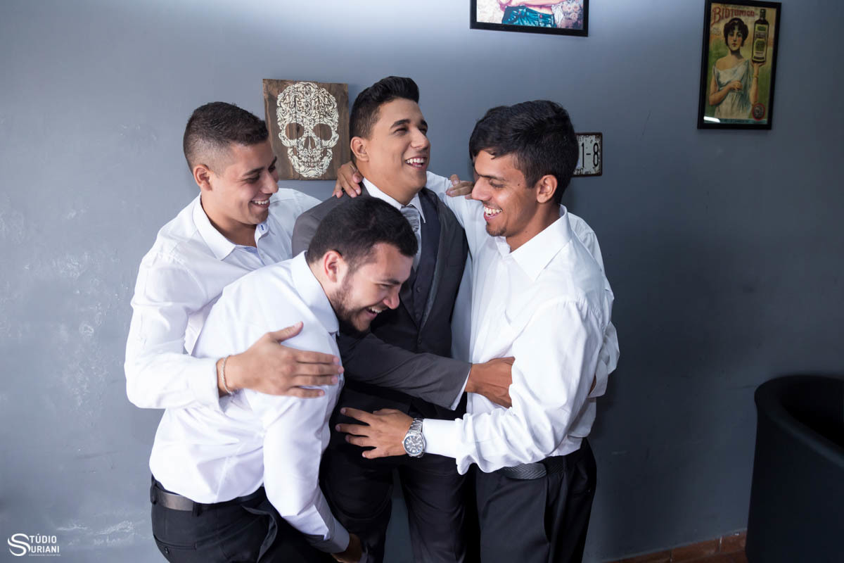 Noivo se arrumando para casamento com amigos 