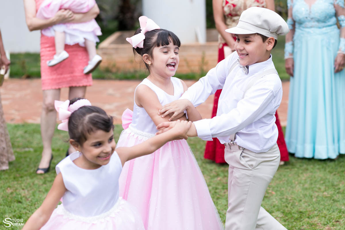 pages brincando antes do casamento ao ar livre em Uberlândia 