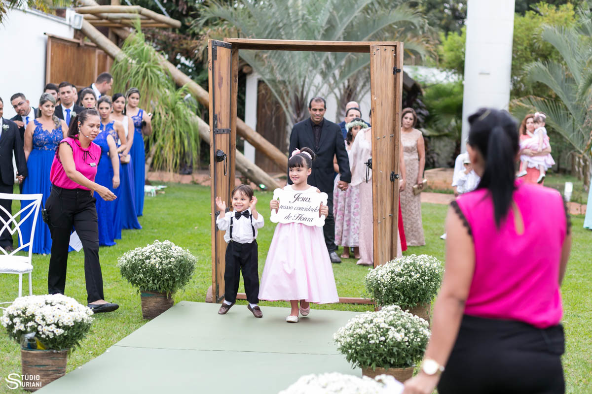 Entrada das plaquinhas na chácara com page dando pulos 