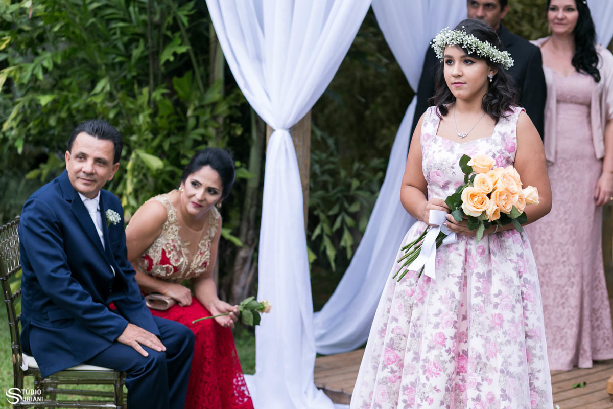Florista entregando as flores para as madrinhas 