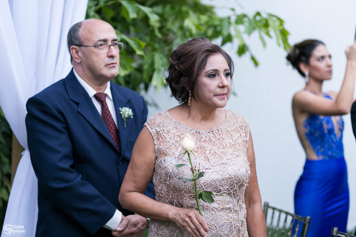 pais da noivo no altar 