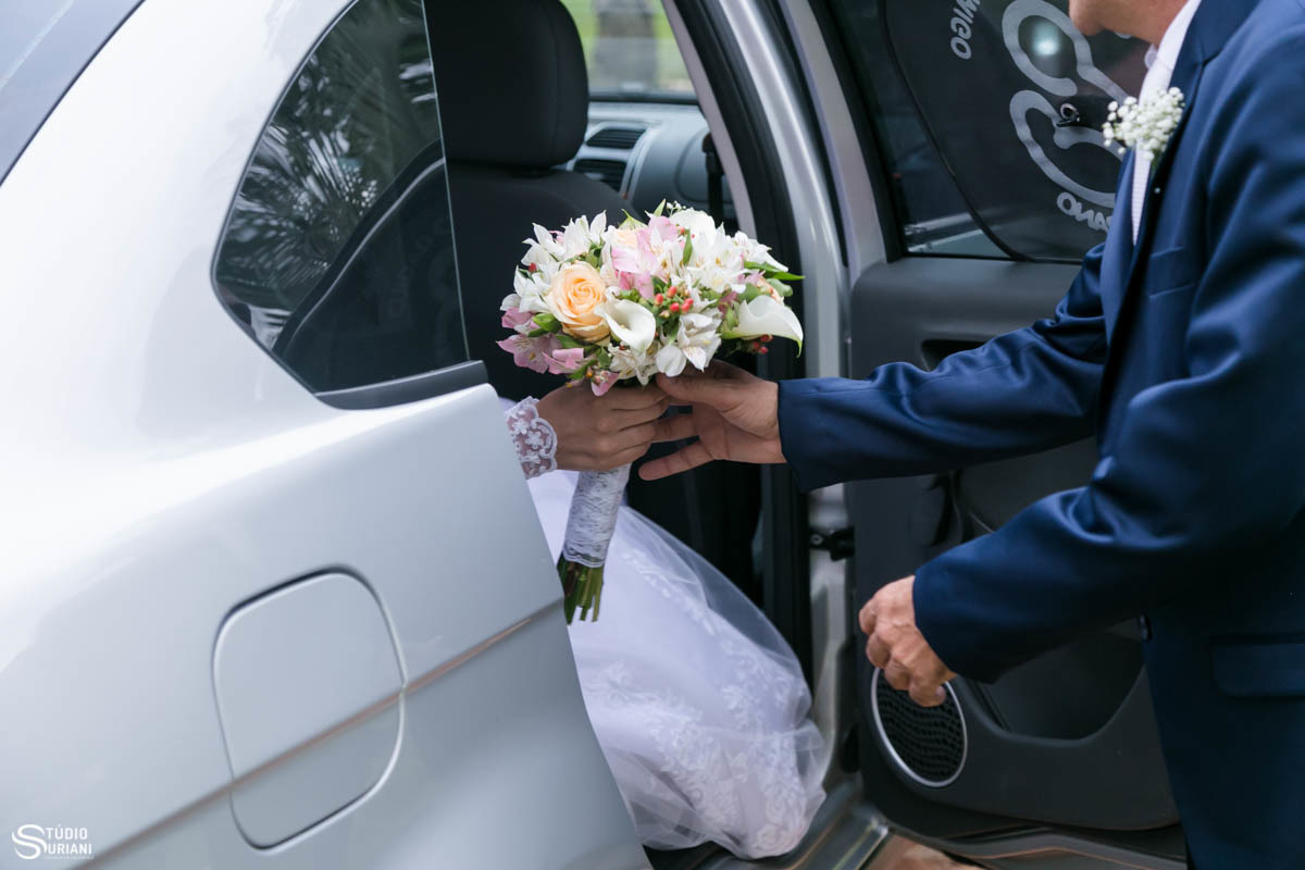 pai ajudando a noiva a sair do carro no casamento 