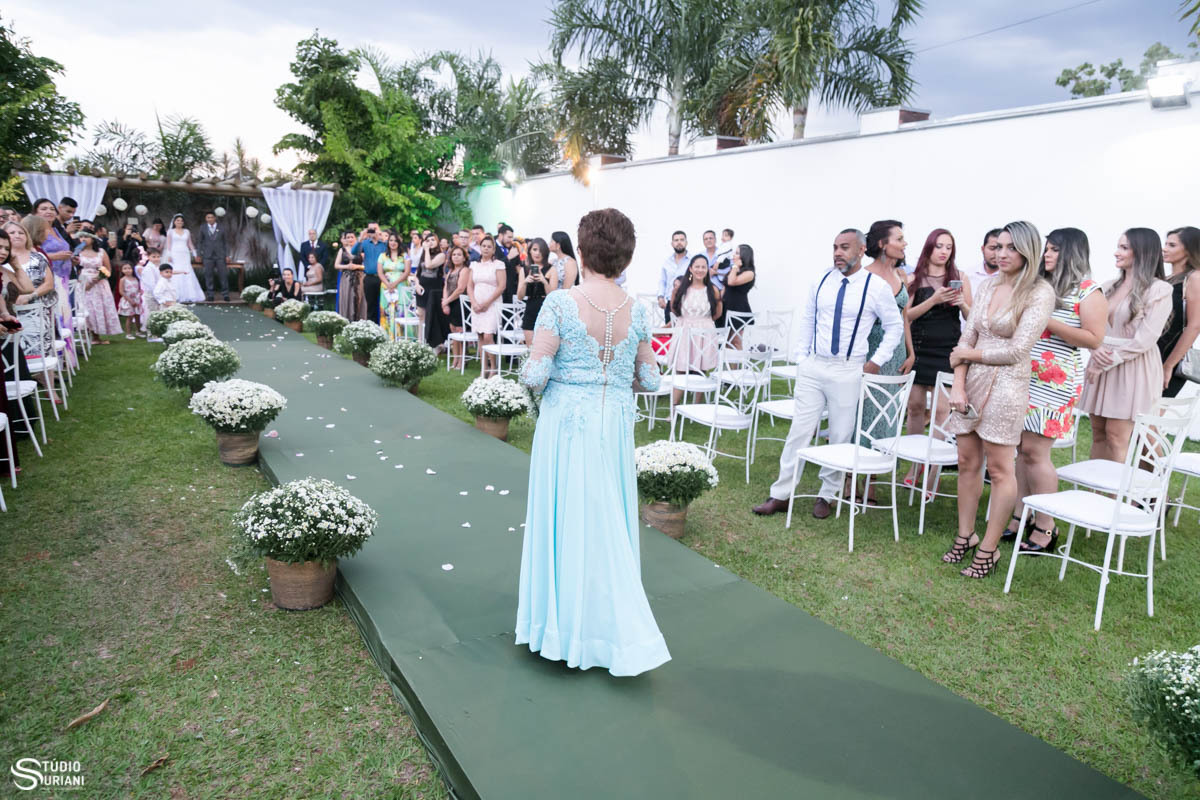 Entrada da avó com as alianças  em passarela elevada na chácara em Uberlândia  