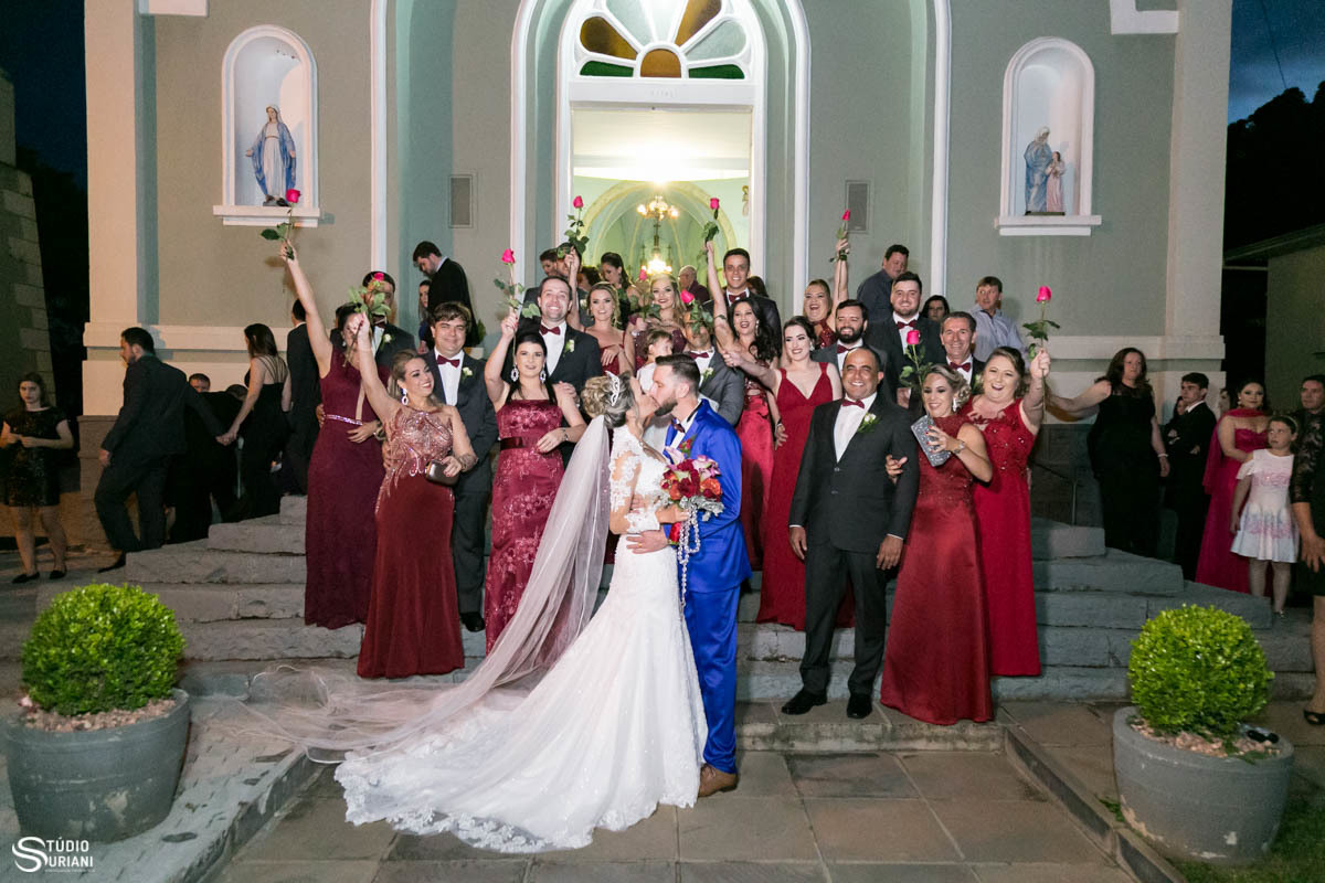 Fotos com todos os padrinhos na saída da Igreja em Garibaldi RS