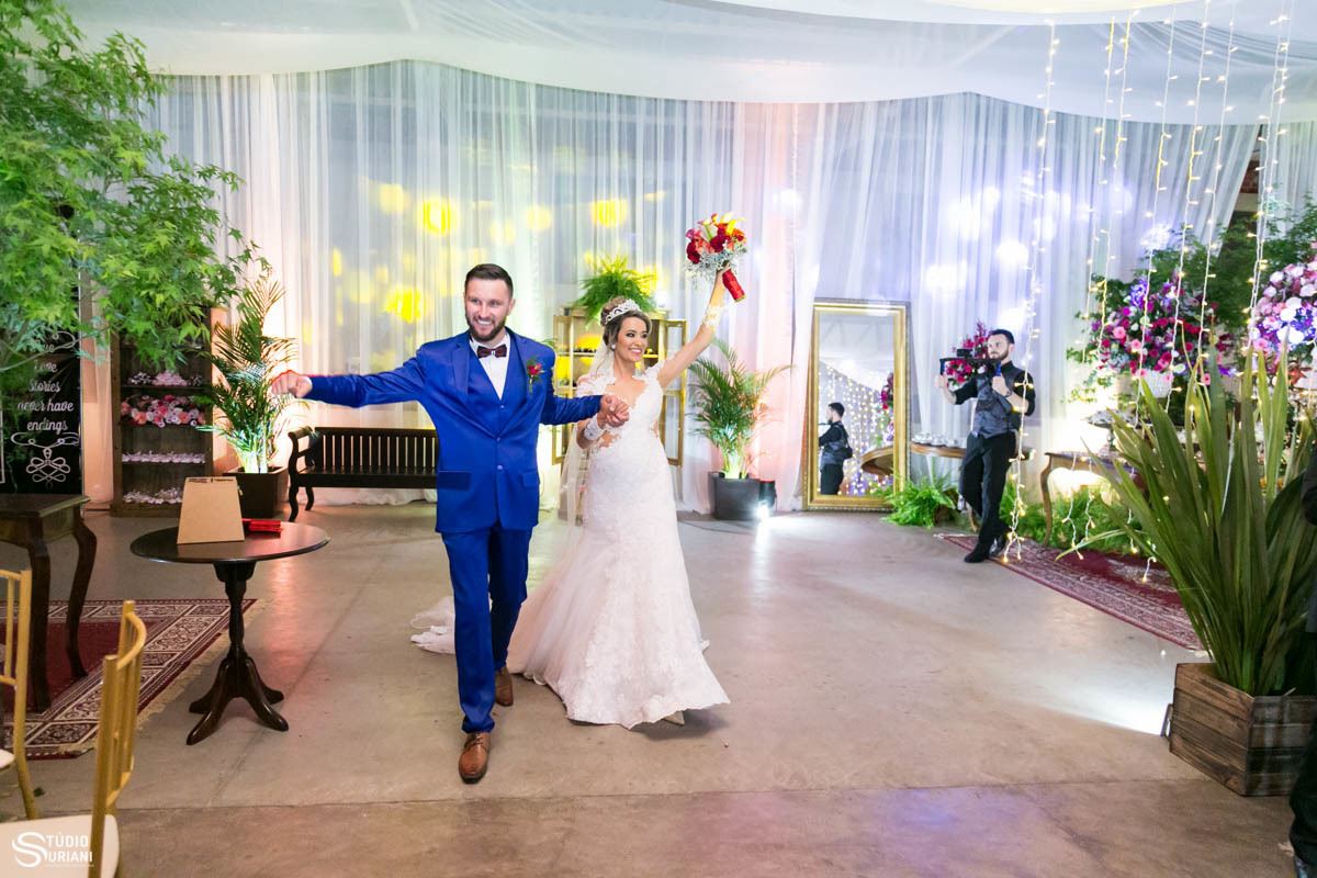Entrada dos noivos na recepção com muita alegria em Garibaldi RS
