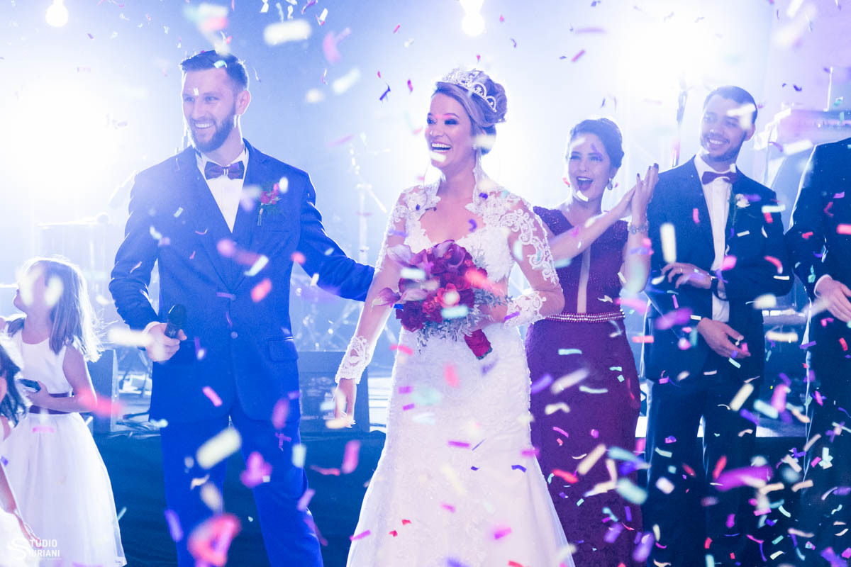 Chuva de papel na entrada dos noivos Karol e Fepe 