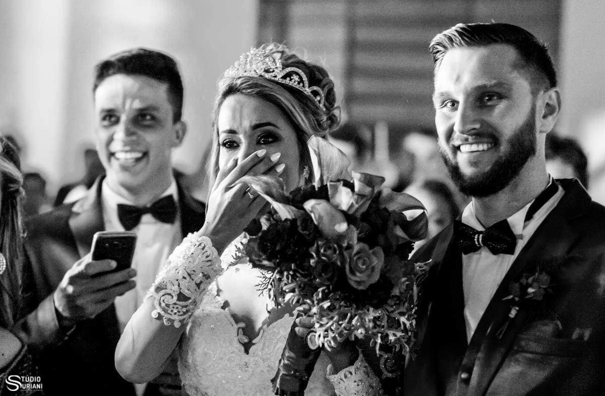 Noiva emocionada com surpresa feita pelos padrinhos levando o grupo DCI de Uberlândia - MG