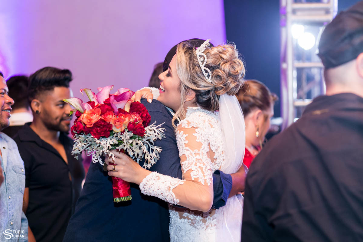 Noiva abraçando Rodrigo do DCI em festa de casamento 