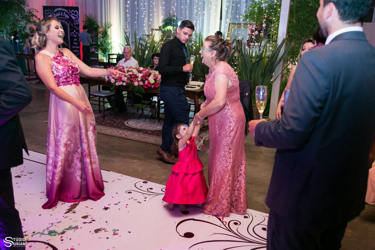 Irmã do noivo e mãe do noivo se divertindo no casamento 