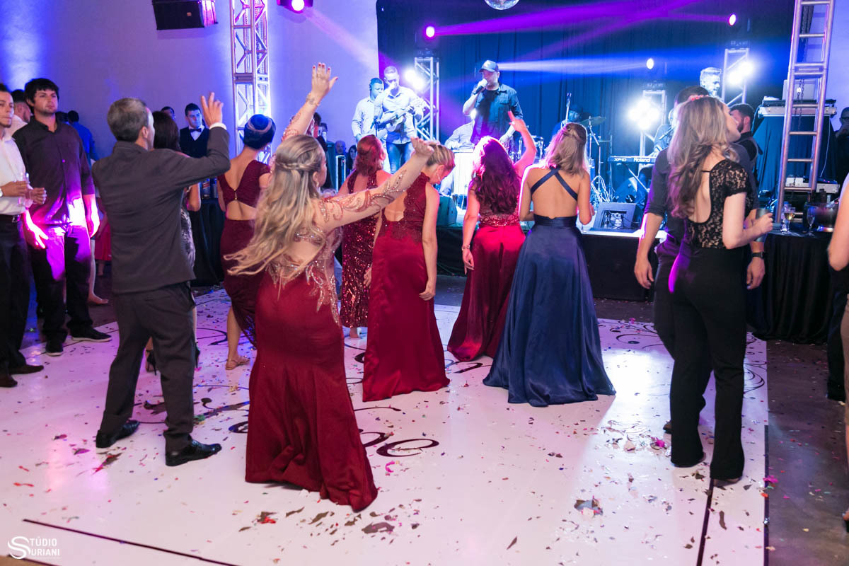 Pista de dança animada com show do grupo DCI de Uberlândia - MG