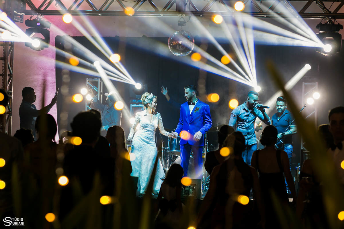 Noivos Karol de Felipe dançando no palco com o grupo DCI de Uberlândia em Garibaldi RS