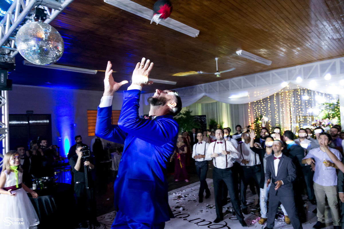 Noivo jogando a bomba no casamento 