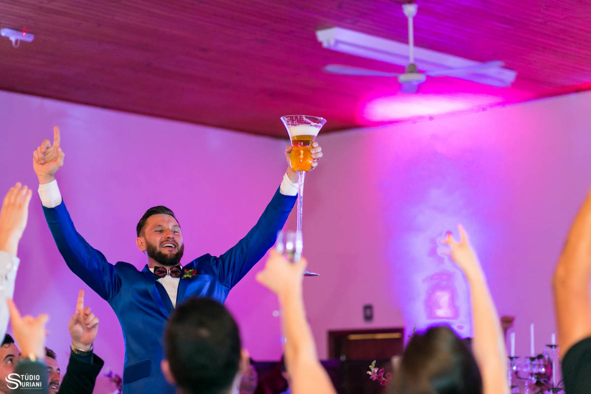 Noivo Felipe se divertindo no casamento com copo de chope em casamento em Garibaldi RS