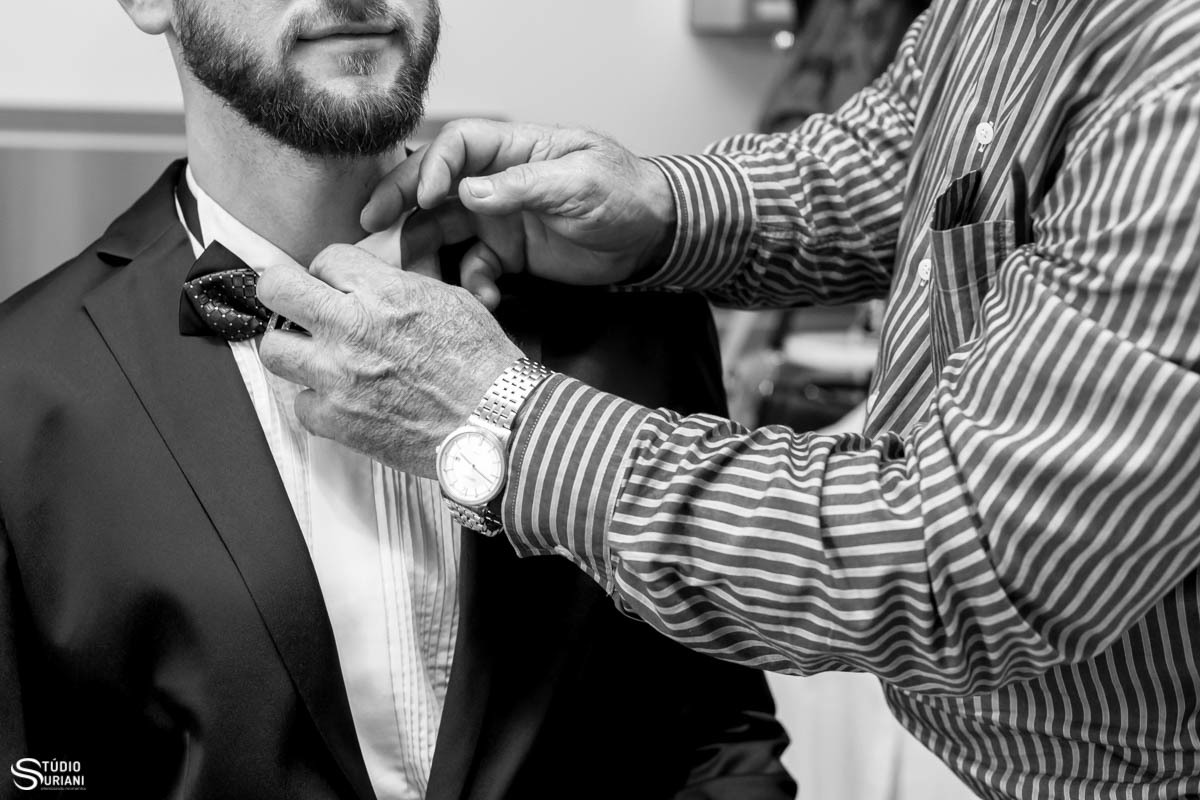 Pai do noivo Fepo arrumando para a gravata borboleta 